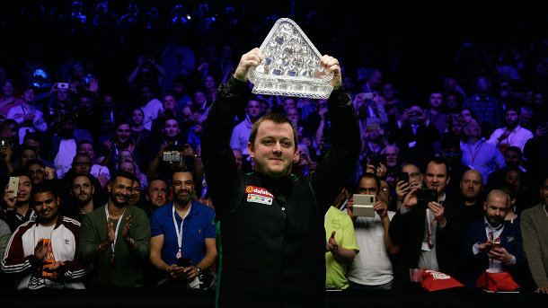 Mark Allen z trofeum imienia Paula Huntera za zwycięstwo w Masters 2018 (fot. World Snooker)