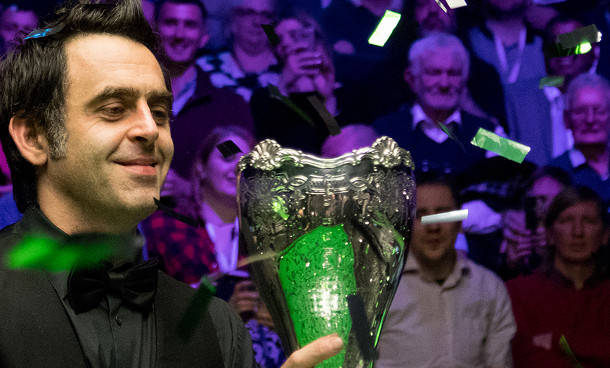Ronnie O'Sullivan z trofeum za zwycięstwo w UK Championship 2017 (fot. World Snooker)