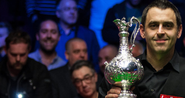 Ronnie O'Sullivan z trofeum za zwycięstwo w World Grand Prix 2018 (fot. World Snooker)