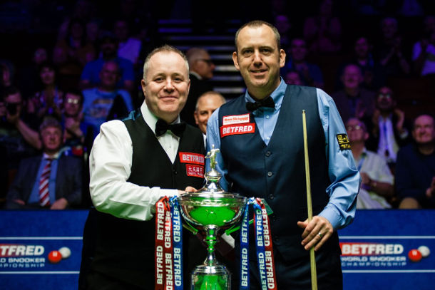 (Od lewej) John Higgins i Mark Williams przed rozpoczęciem finału Mistrzostw Świata 2018 (fot. World Snooker)
