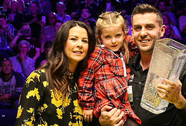 Mark Selby z rodziną świętuje zwycięstwo w English Open 2019 (fot. World Snooker)