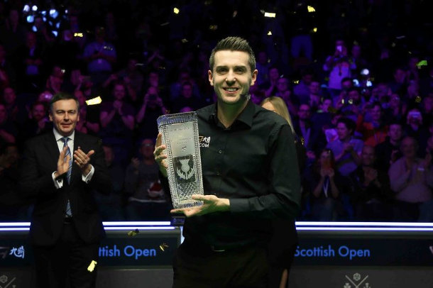 Mark Selby z trofeum za zwycięstwo w Scottish Open 2019 (fot. World Snooker)