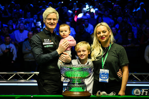 Neil Robertson z rodziną po wygranym finale w Champion of Champions 2019 (fot. World Snooker)
