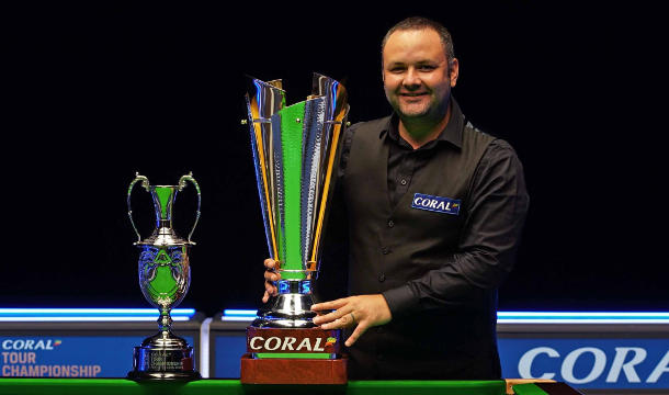 Stephen Maguire z dwoma trofeami - mniejsze za zwycięstwo w Coral Tour Championship 2020, większe za zajęcie pierwszego miejsca w rankingu serii Coral (fot. World Snooker)