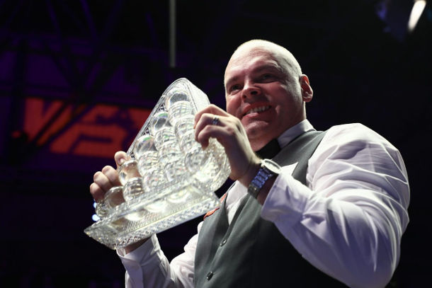 Stuart Bingham z trofeum za zwycięstwo w Masters 2020 (fot. World Snooker)