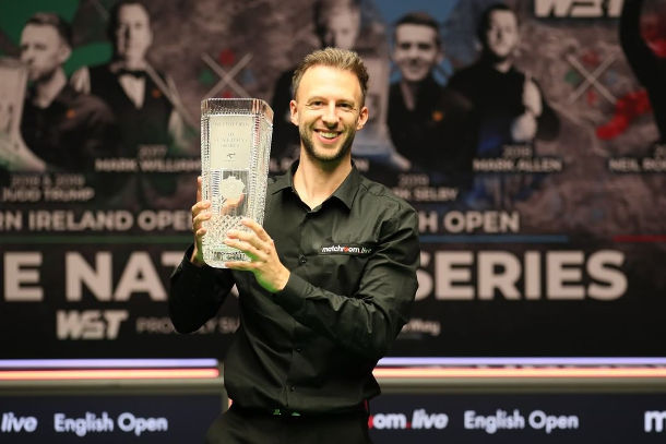 Judd Trump z trofeum im. Steve'a Davisa za zwycięstwo w English Open 2020 (fot. World Snooker)