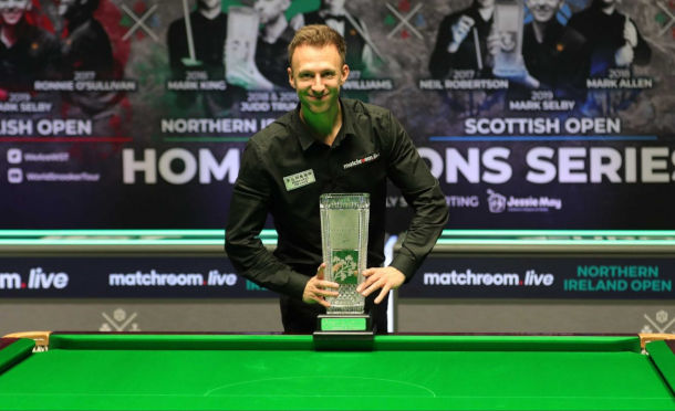 Judd Trump z trofeum im. Alexa Higginsa za zwycięstwo w Northern Ireland Open 2020 (fot. World Snooker)