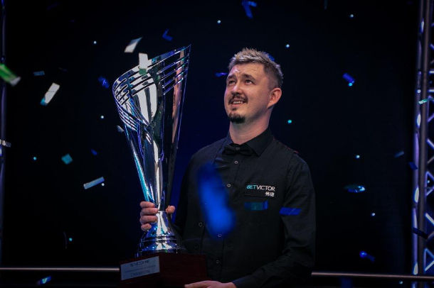 Kyren Wilson z trofeum za zwycięstwo w Championship League 2020/20201 (fot. World Snooker)