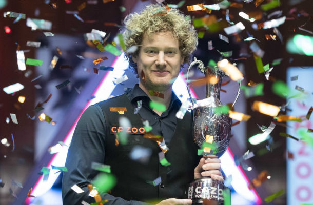 Neil Robertson z trofeum za zwycięstwo w Tour Championship 2021 (fot. World Snooker)