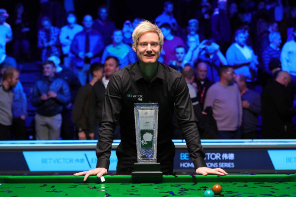 Neil Robertson z trofeum po zwycięstwie w English Open 2021 (fot. World Snooker)