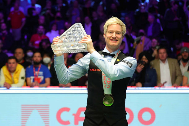 Neil Robertson z trofeum po zwycięstwie w Masters 2022 (fot. World Snooker)