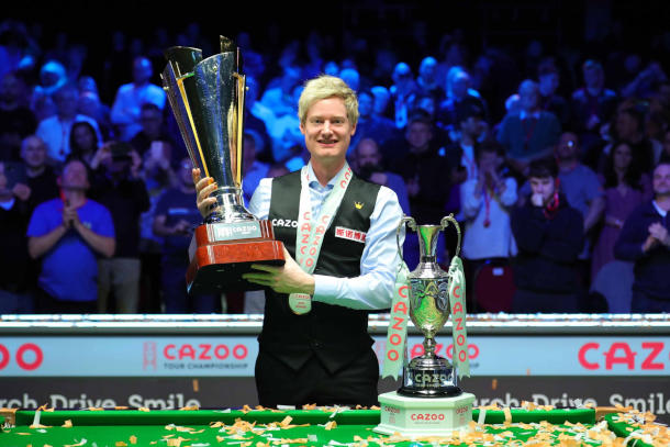 Neil Robertson z trofeum po zwycięstwie w Tour Championship 2022 (fot. World Snooker)