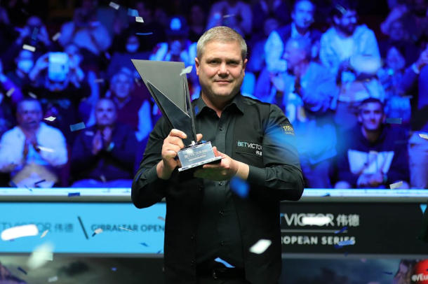 Robert Milkins z trofeum po zwycięstwie w Gibraltar Open 2022 (fot. World Snooker)