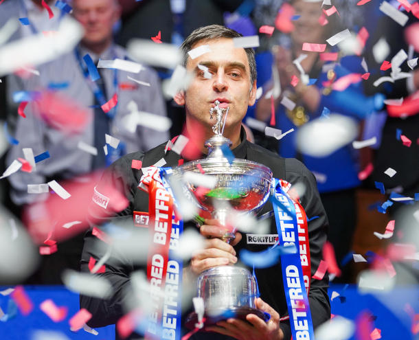 Ronnie O'Sullivan z trofeum po zwycięstwie w Mistrzostwach Świata 2022 (fot. World Snooker)