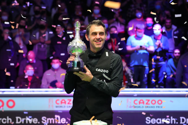 Ronnie O'Sullivan z trofeum po zwycięstwie w World Grand Prix 2021 (fot. World Snooker)