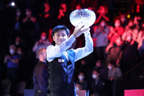 Zhao Xintong z trofeum za zwycięstwo w German Masters 2022 (fot. World Snooker)