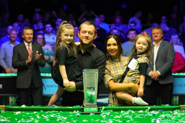 Mark Allen świętujący z rodziną obronę tytułu w Northern Ireland Open 2022 (fot. Snooker World)