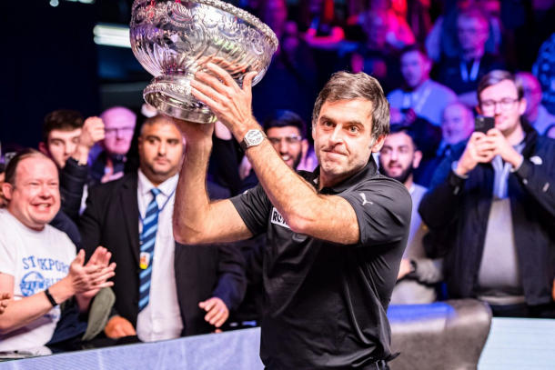 Ronnie O'Sullivan z trofeum po zwycięstwie w Champion of Champions 2022 (fot. World Snooker)