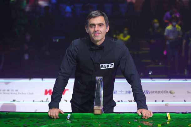 Ronnie O'Sullivan z trofeum po zwycięstwie w Hong Kong Masters 2022 (fot. World Snooker)