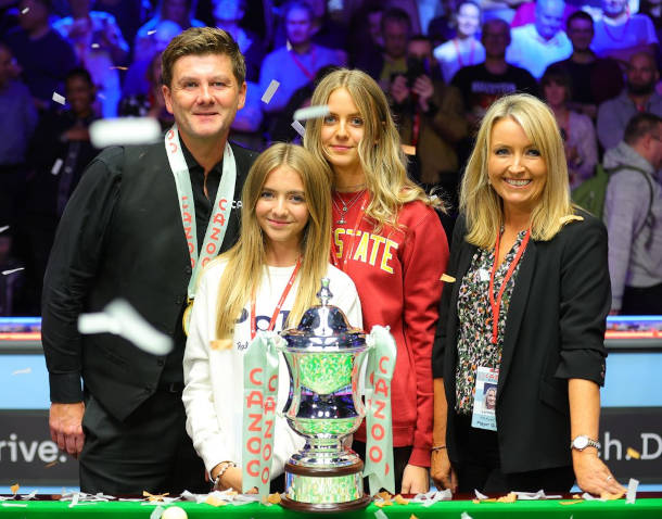 Ryan Day z rodziną po zwycięstwie w British Open 2022 (fot. World Snooker)