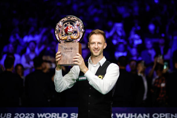 Judd Trump z trofeum w turnieju Wuhan Open 2023 (fot. World Snooker Tour)