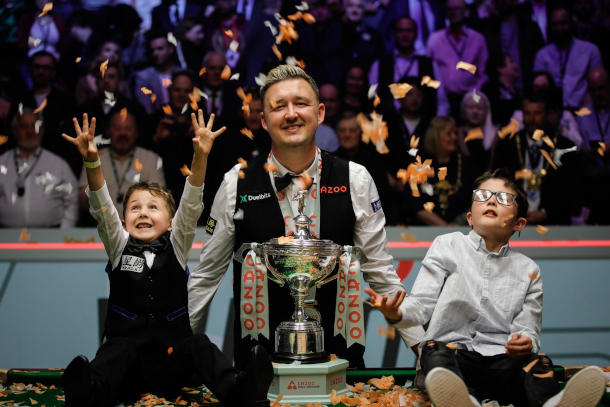Kyren Wilson z synami świętuje zdobycie tytułu Mistzra Świata 2024 (fot. World Snooker Tour)