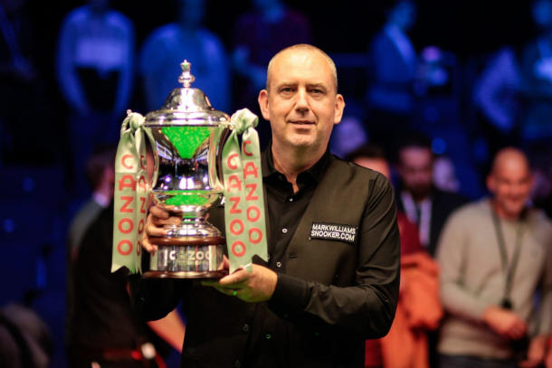 Mark Williams z trofeum po zwycięstwie w British Open 2023 (fot. World Snooker Tour)