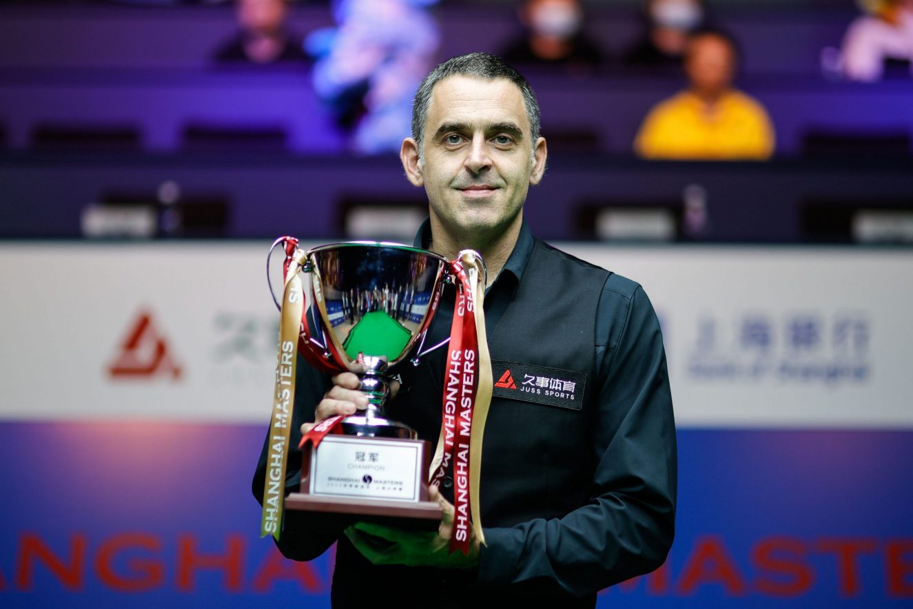 Ronnie O'Sullivan z trofeum po zwycięstwie w Shanghai Masters 2023 (fot. World Snooker Tour)