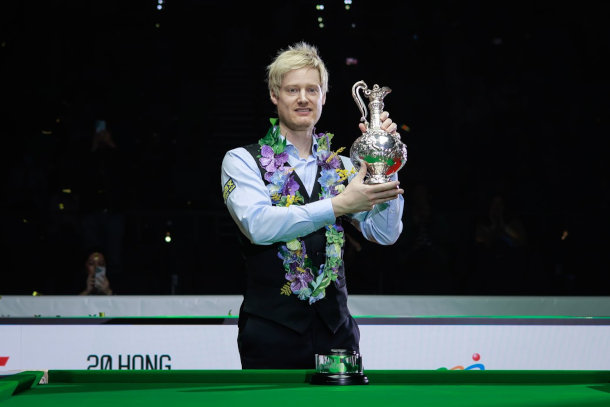 Neil Robertson z trofeum za zwycięstwo w World Grand Prix 2025 (fot. World Snooker Tour)